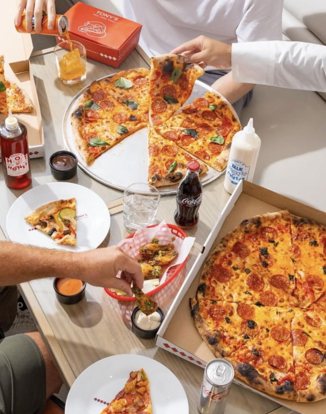 Tony's New York Pizza shared table